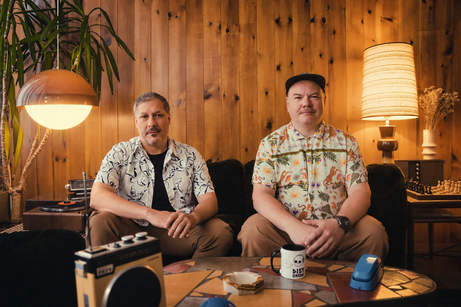 Emile Gauthier et Sébastien Lévesque, le duo Distorsion, assis dans un décor rétro